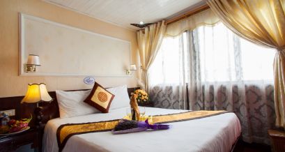 Double bed - Upper floor