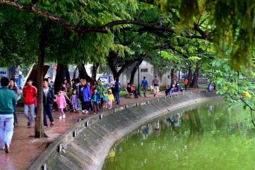 Walk around Hoan Kiem Lake