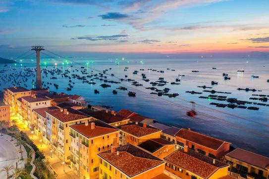Sunset Town in Phú Quốc praised by Australian newspaper