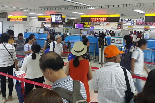 Vietnam weighs regular flights to six foreign destinations in August