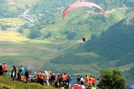 Over 110 pilots join paragliding festival in Yen Bai