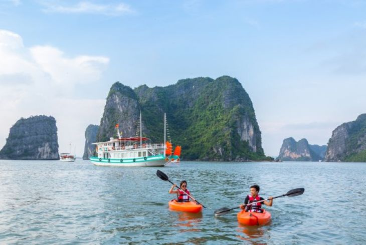 lazalee-cruises-ha-long-kayak