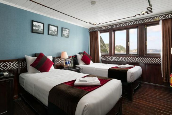Twin bed sea view