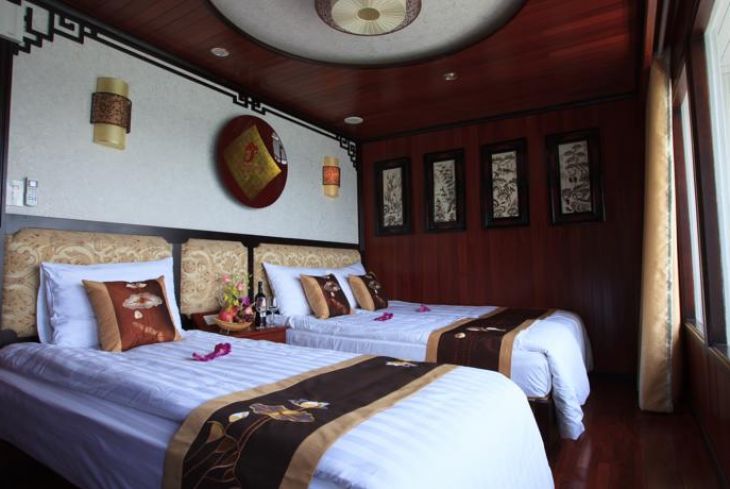 Twin bed sea view