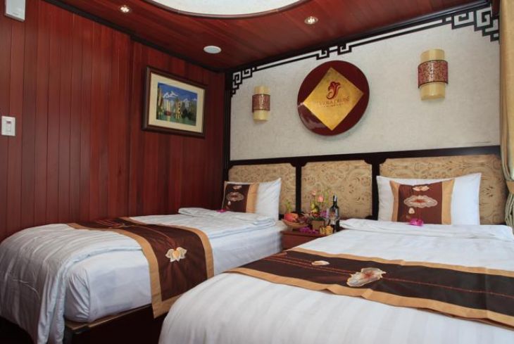 Twin bed sea view