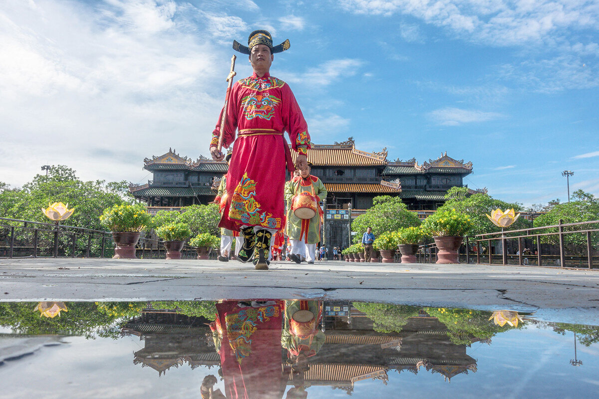 Changing of the guard at Hue Imperial Citadel pic 4