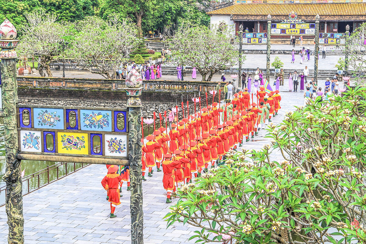 Changing of the guard at Hue Imperial Citadel pic 8