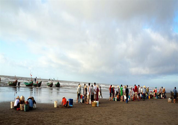 Seafood market in the morning picture 1